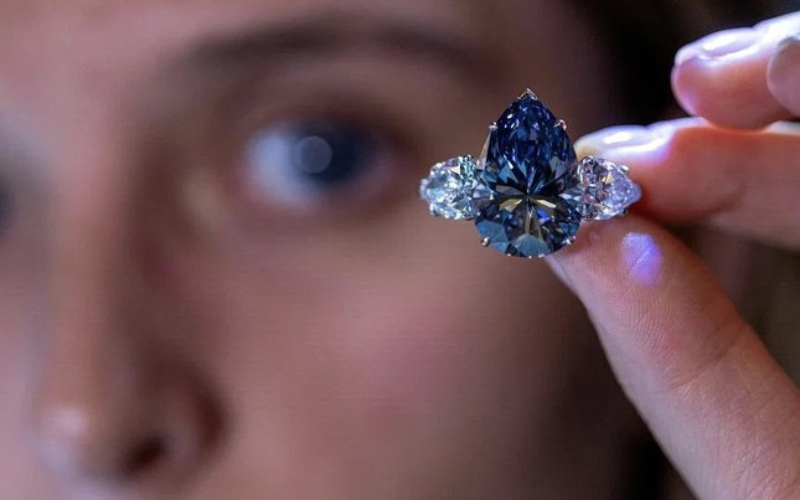 Vừa qua, viên kim cương xanh lam Bleu Royal đã chính thức lên sàn đấu giá, thu hút sự quan tâm của các nhà sưu tập trên khắp thế giới. Giá trị ước tính của Bleu Royal lên đến 50 triệu USD.
