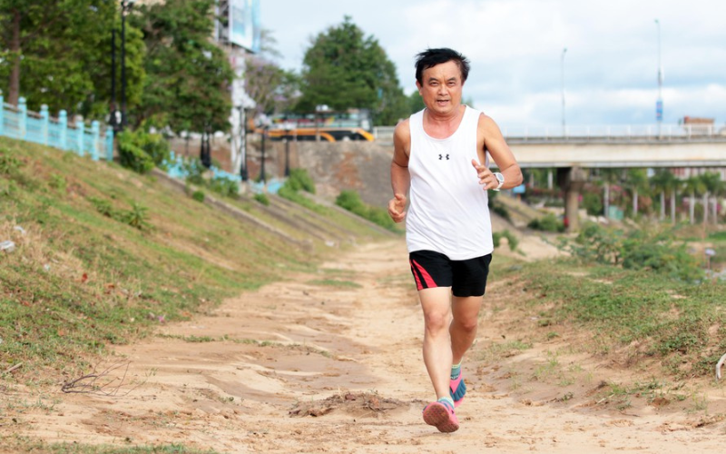 Dù không cao tuổi như các VĐV nước ngoài, ông Nguyễn Văn Phúc đã trở thành VĐV cao tuổi nhất Việt Nam hoàn thành 42km trong lịch sử một giải Marathon. Ông tham gia chạy lần đầu tiên từ năm 2020, từ đây ông bắt đầu đam mê chạy bộ.

