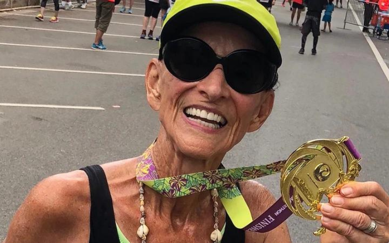 Vừa qua, Tổ chức kỷ lục thế giới Guinness vừa công bố giấy chứng nhận danh hiệu Người lớn tuổi nhất hành tinh hoàn thành một cuộc thi marathon (nữ) cho cụ Mathea Allansmith đến từ Hawaii (Mỹ). Khi đó cụ được ghi nhận tròn 92 tuổi 194 ngày. 
