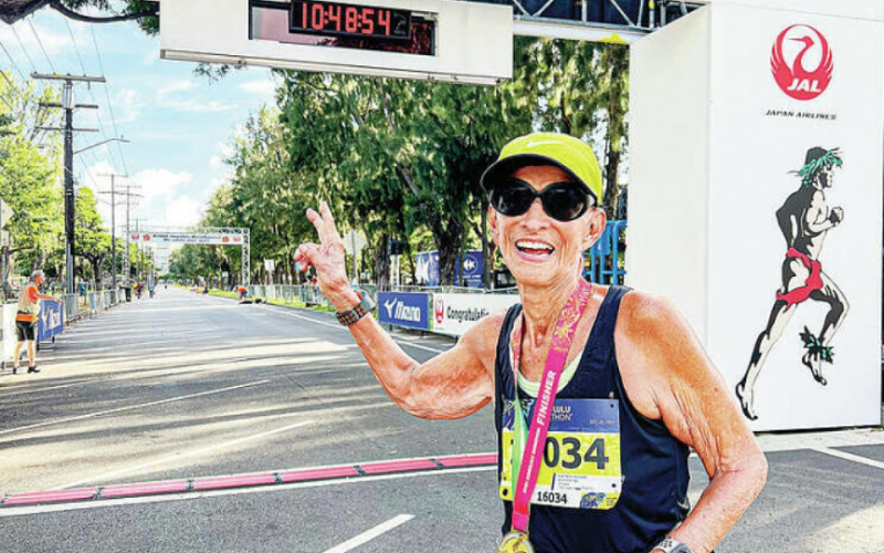 Tại giải Honolulu Marathon 2022, cụ Allansmith đã chinh phục 42,1km với 10 giờ 48 phút. Cụ cho biết cảm giác cụ thích nhất là khi chạy trên đường. Cụ bắt đầu chạy bộ khi nghỉ hưu lúc 46 tuổi và cho đến nay, cụ vẫn duy trì chạy đều đặn gần 60km/tuần.
