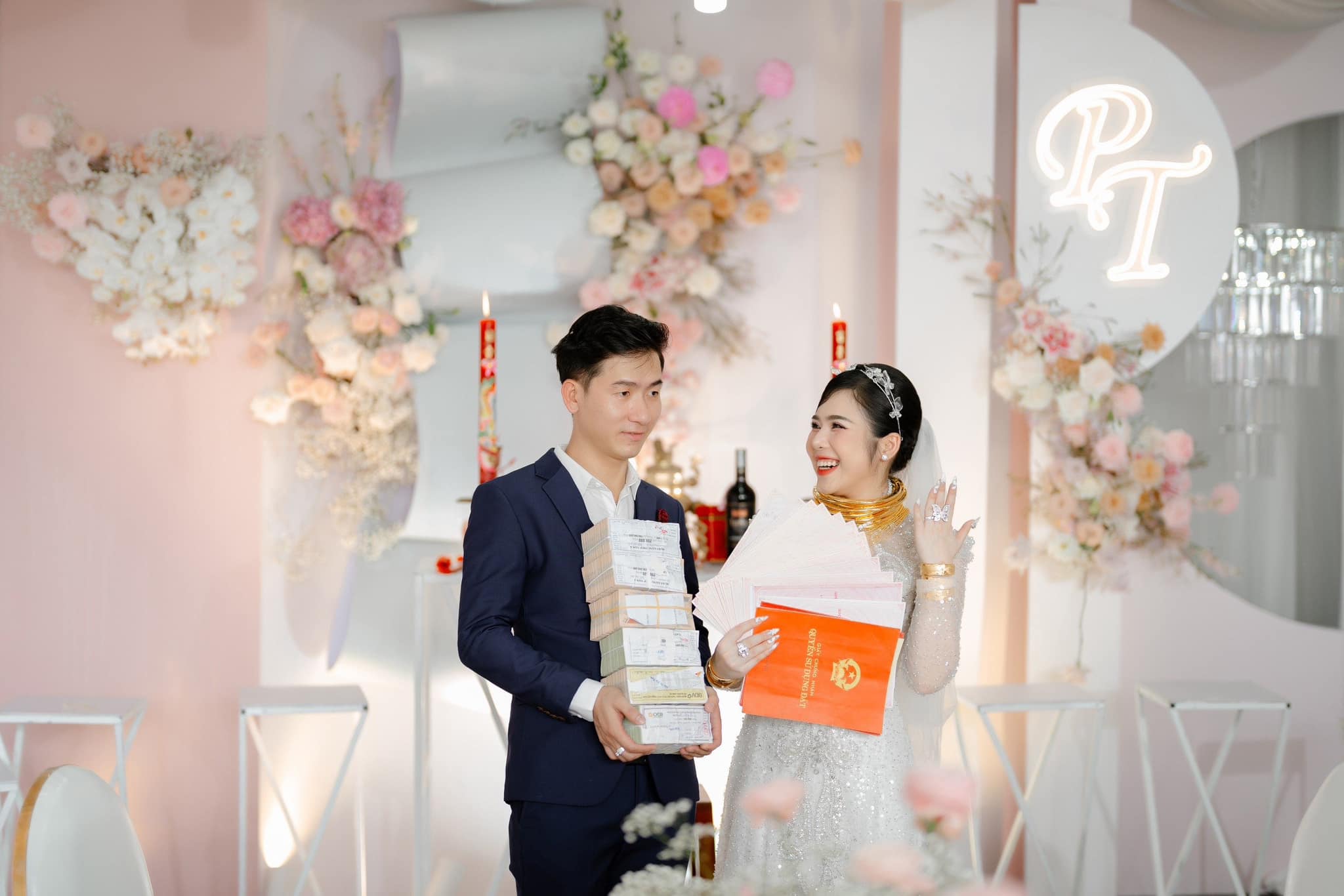 View - Đám cưới cực khủng tại Long An: Cô dâu xinh đẹp nhận 16 cuốn sổ đỏ, 25 cây vàng, 2.5 tỷ đồng, kim cương