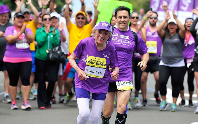 Harriette Thompson (94 tuổi) đã trở thành người phụ nữ lớn tuổi nhất thế giới hoàn thành một cuộc đua marathon tại Rock 'N' Roll Marathon (Mỹ) ngày 4/6. Cụ tham gia cuộc thi này nhằm gây quỹ cho tổ chức hỗ trợ bệnh nhân ung thư hệ bạch huyết LLS.
