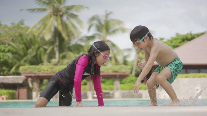 Nhóc Zia nhà Marian có niềm đam mê với bơi lội. 