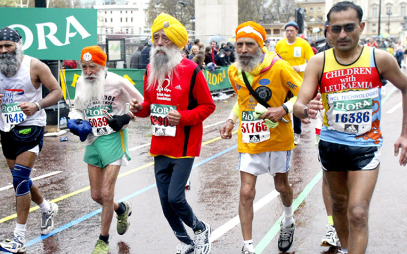 Cụ ông Fauja Singh (1911), người Ấn Độ, là người duy nhất trên thế giới hoàn thành full marathon khi đã bước qua tuổi 100. Trước đó cụ cũng đã lập 2 kỷ lục chạy khác ở độ tuổi 92.

