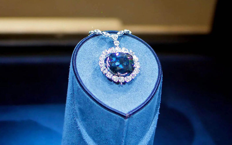 The Hope Diamond có màu xanh xám đậm lạ mặt và câu chuyện lịch sự ẩn sau, ước tính giá trị lên đến 350 triệu USD (hơn 8 nghìn tỷ đồng). Hiện, viên kim cương được trưng bày trong Bảo tàng Smithsonian do Harry Winston tặng.
