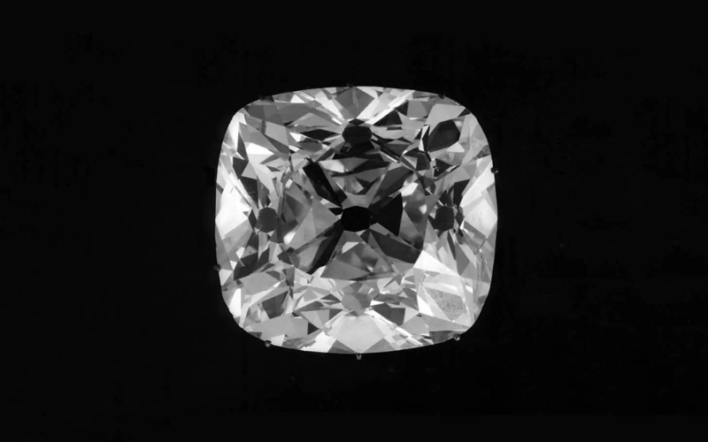 Regent Diamond là một viên kim cương màu trắng độc đáo với tông màu xanh nhạt, đạt trọng lượng 140,64 carat và trị giá 61 triệu USD (1483 tỷ đồng), hiện đang được trưng bày tại bảo tàng Louvre ở Pháp.
