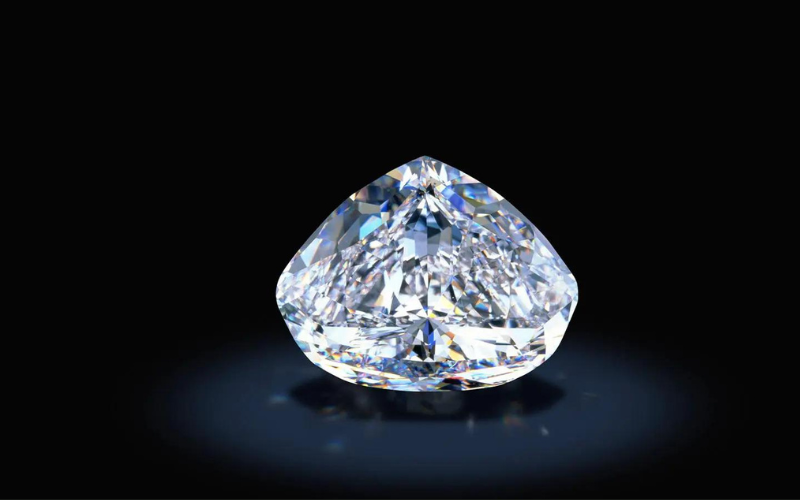 Viên kim cương trăm năm của De Beers trị giá 100 triệu USD (hơn 2 nghìn tỷ đồng) được xếp hạng màu sắc cao nhất (D) và độ trong hoàn hảo, có hình cắt trái tim hoàn hảo và nặng 273,85 carat.
