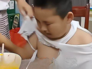 Làm mẹ - Thấy con trai đi học về quần áo rách tả tơi, biết được nguyên nhân bố mẹ "cười chảy nước mắt"