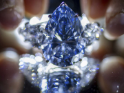 Lifestyle - Viên kim cương xanh được bán với giá hơn 1 nghìn tỷ đồng, nhưng chưa phải đắt nhất thế giới