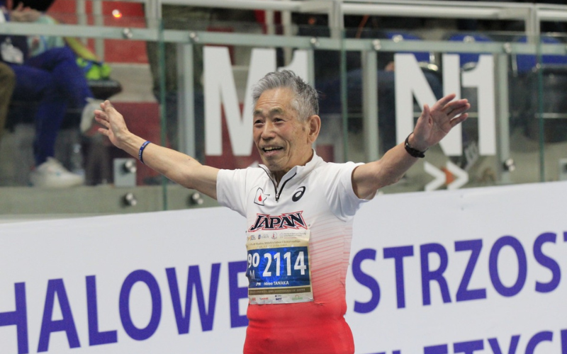 Hiroo Tanaka (92 tuổi, người Nhật Bản) đã về nhất nội dung chạy 60m nam nhóm tuổi trên 90 tại Giải điền kinh trong nhà vô địch thế giới World Masters Athletics 2023 tại Torun (Ba Lan) với thành tích 10,95 giây. Cụ đã bỏ xa các đối thủ hơn 15m.
