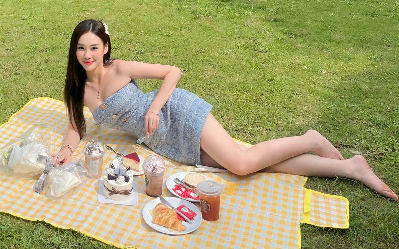 Dù đi picnic, cô nàng cũng trung thành cùng style tiểu thư yêu kiều với trang phục váy quây sành điệu.
