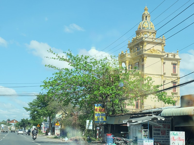 Công trình này nổi bật vì quy mô hoành tráng, được cho là rộng hàng ngàn mét vuông, dát vàng 24K từ trong ra ngoài
