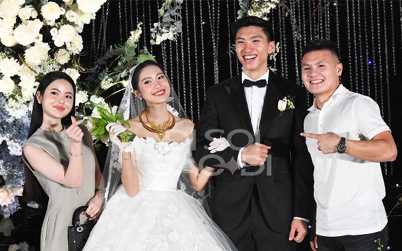 Những giờ gần đây, MXH đang chia sẻ rần rần về hình ảnh Quang Hải và bạn gái Chu Thanh Huyền đi đám cưới Văn Hậu và Doãn Hải My.
