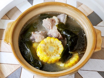 Canh sườn ngô nấu không đã ngon, lại thêm loại lá giàu canxi này được món hấp dẫn lại bổ dưỡng