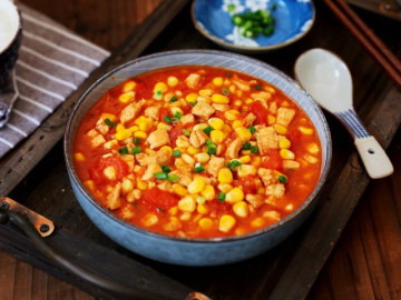 Thịt gà đừng luộc hay rang nữa, đem sốt cà chua lại thêm một thứ hạt màu vàng được món lạ miệng, trôi cơm