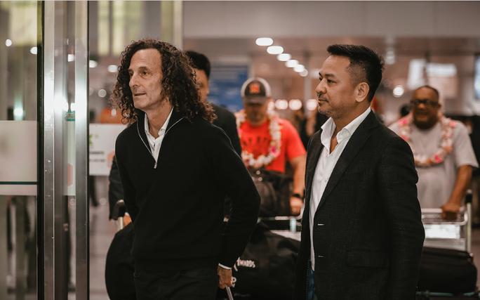 Ông Nguyễn Thùy Dương, Giám đốc sản xuất chương trình Kenny G Live In Vietnam, đón nghệ sĩ tại sân bay.