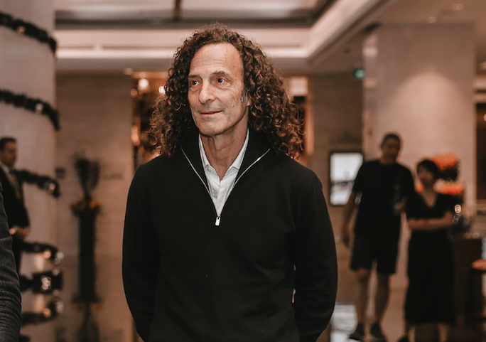 Kenny G đã tới Hà Nội tối 12/11 sau chuyến bay dài.