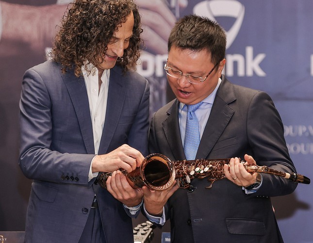 Nghệ sĩ saxophone Kenny G cũng trao tặng BTC cây kèn saxophone nhằm mục đích đấu giá gây quỹ từ thiện. Ảnh: Hòa Nguyễn. 