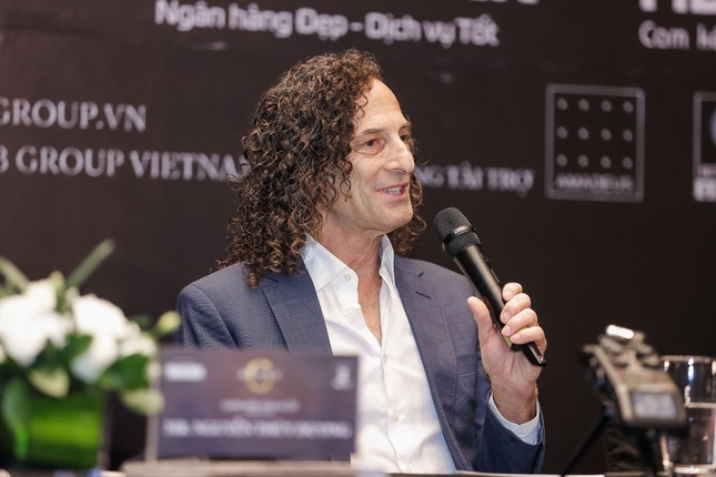 Nghệ sĩ saxophone Kenny G dành tặng người xem một trích đoạn nhạc phẩm Forever In Love. Ảnh: Hòa Nguyễn.