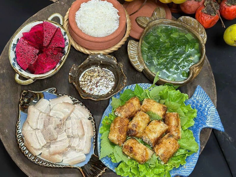 Nem rán, thịt luộc, canh cải, thanh long.
