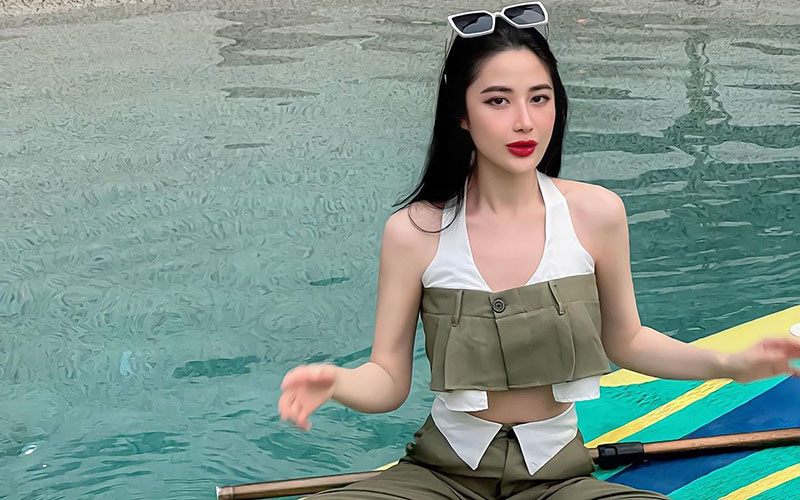 Nghi Văn khoe vòng eo nhỏ nhắn và săn chắc với set đồ gôm croptop và quần ống rộng cách điệu hai màu xanh và trắng đầy thú vị. 
