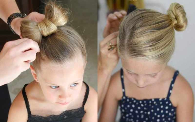 Đầu tiên là kiểu tóc búi đơn giản dành cho những bà mẹ bận rộn. Chỉ cần vài phút mỗi ngày, mẹ có thể giúp cho bé có một mái tóc gọn gàng, bằng cách búi kiểu nơ, hoặc buộc củ tỏi 2 bên. Để tạo điểm nhấn, mẹ có thể cài cho con những chiếc kẹp tóc xinh.
