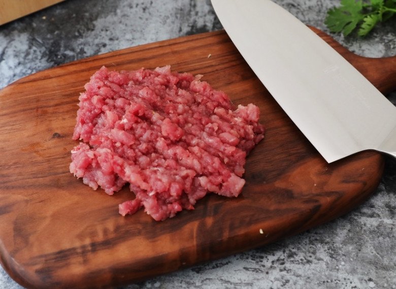 Đậu sốt thịt nấm nóng hổi, đơn giản dễ nấu lại rẻ tiền cho ngày se lạnh - 4