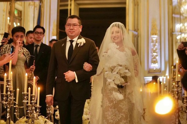 Cô dâu Valencia bước vào lễ đường cùng cha trong thiết kế váy cưới riêng.