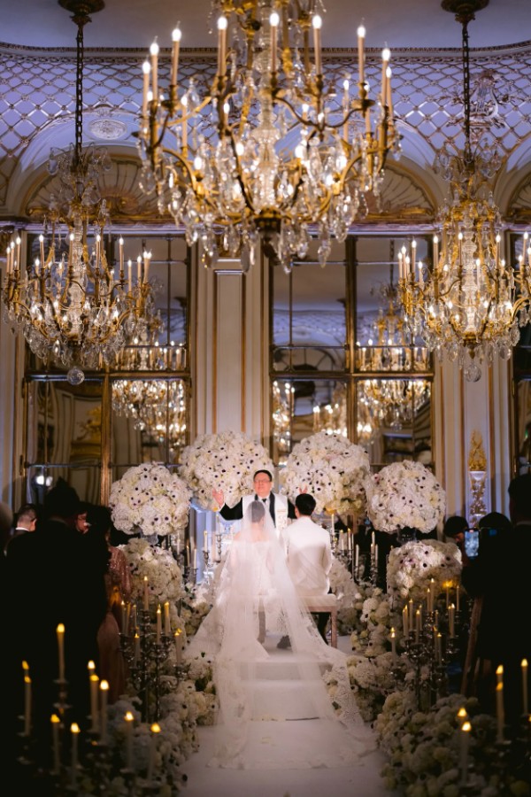 Khách sạn Le Meurice thuần khiết và nhẹ nhàng với gam màu trắng, vàng. Chú rể Kevin rơi lệ trước những chia sẻ xúc động của Valencia trên lễ đường này.