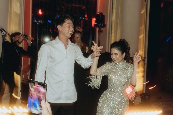 Trước ngày đám cưới, cặp đôi dùng bữa tối nhẹ nhàng cùng các khách mời.