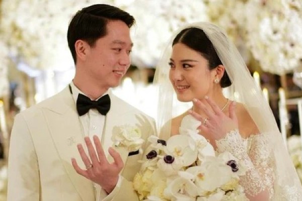 Giới trẻ Indonesia gọi cả hai là “cặp đôi vàng” với câu chuyện tình yêu đẹp như mơ.