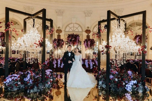 Không gian lâu đài Vaux-le-Vicomte được trang trí huyền bí với tông màu chủ đạo tím và đỏ tía.