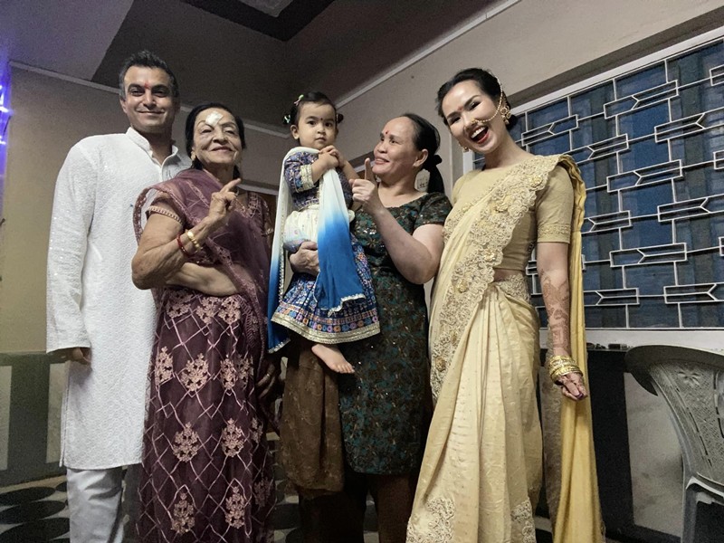 Vừa qua, Võ Hạ Trâm và chồng đã quyết định lần đầu đưa ái nữ về Ấn Độ để đón Tết Diwali cùng gia đình bên nội. Trên trang cá nhân, nữ ca sĩ gây chú ý khi đăng tải loạt khoảnh khắc hạnh phúc khi cả nhà quây quần vào ngày Tết. 
