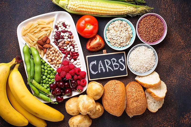 Carbohydrate (tinh bột) là thành phần ảnh hưởng đến lượng đường trong máu nhưng cũng cần trong chế độ ăn uống cân bằng. Người tiểu đường có thể ăn thực phẩm carbs lành mạnh như ngũ cốc nguyên hạt, trái cây, rau quả và ăn vừa phải.
