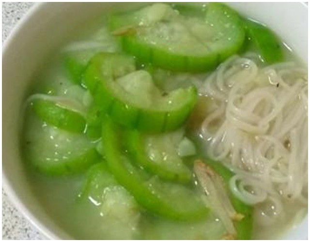 Các bữa ăn của cô rất ít hoặc hầu như không có thịt.