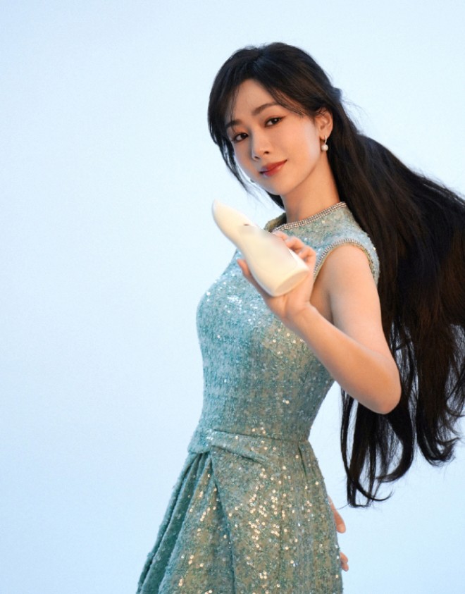 Dương Tử quảng cáo dầu gội đầu.