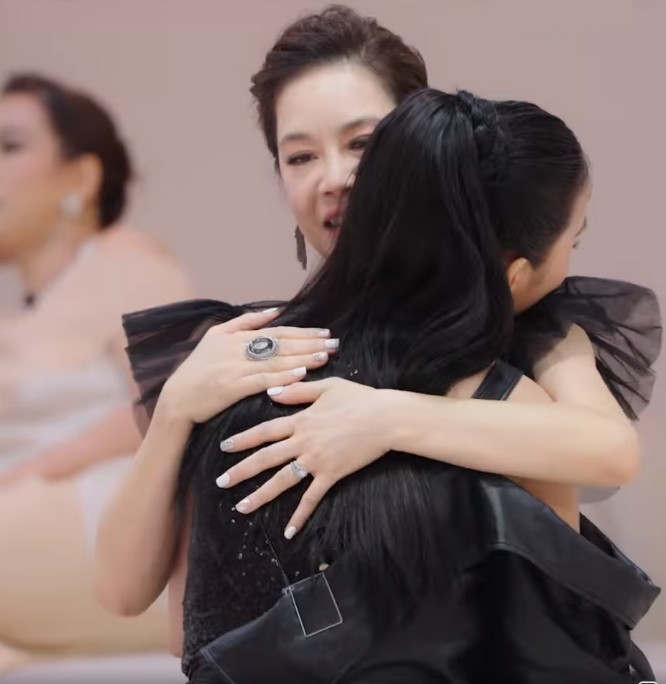 Chị đẹp ôm chầm Phạm Lịch lại để căn dặn trước khi đàn em bước lên sân khấu.