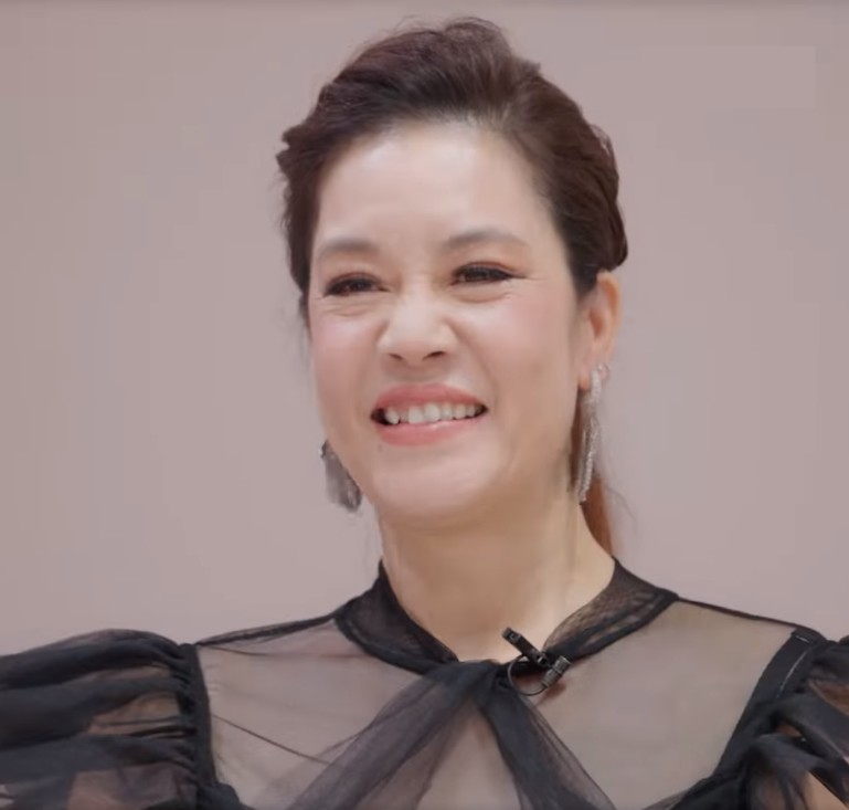 Đi thi nhưng lại mang “giao diện” cô giáo.