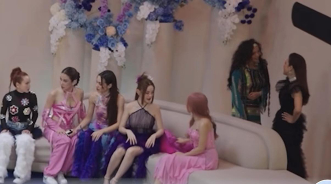 Kéo H’Hen Niê qua một góc để dạy hát