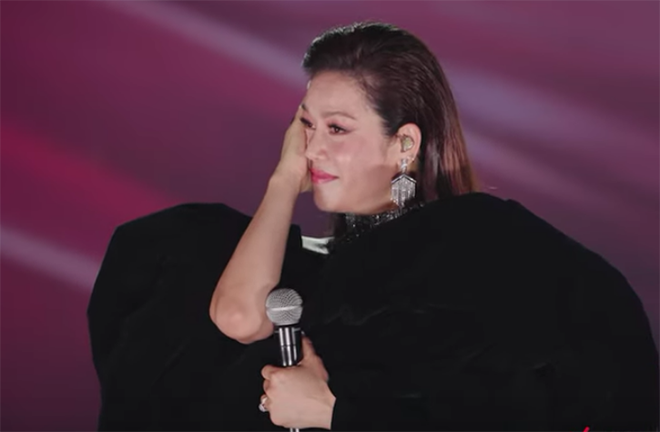 Bộ trang phục nặng 8kg quả thực là bài toán khó đối với cô.