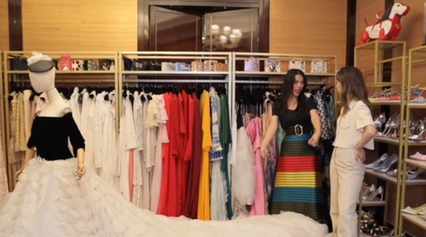 Cô gây sốt mạng xã hội bởi bộ sưu tập váy dạ hội, túi xách, giày dép toàn phiên bản giới hạn của mình