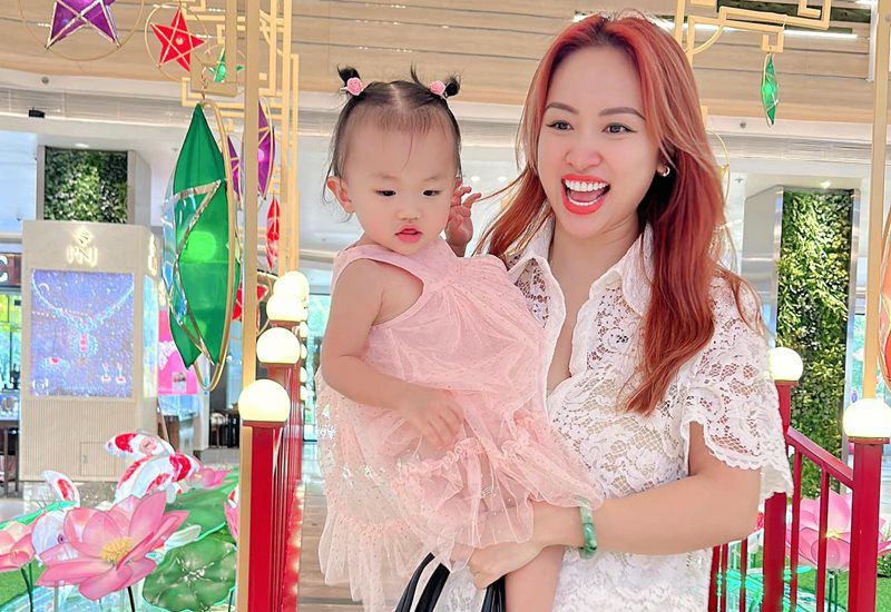 Bé Vừng là trái ngọt hạnh phúc của MC Vân Hugo và chồng doanh nhân. Cô nhóc có cái tên là Đặng Bình An, chào đời vào tháng 5 năm 2022, hiện tại được hơn 1 tuổi.
