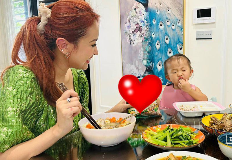 Cô bé Vừng nhà MC Vân Hugo hiện tại là một nhóc tỳ hot kids được nhiều người nổi tiếng yêu mến.
