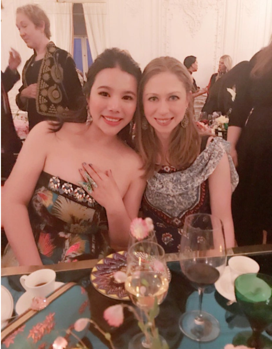 Dư Vãn Vãn cùng Chelsea Clinton - con gái của cựu Tổng thống Mỹ Bill Clinton và cựu Ngoại trưởng Mỹ Hillary Clinton