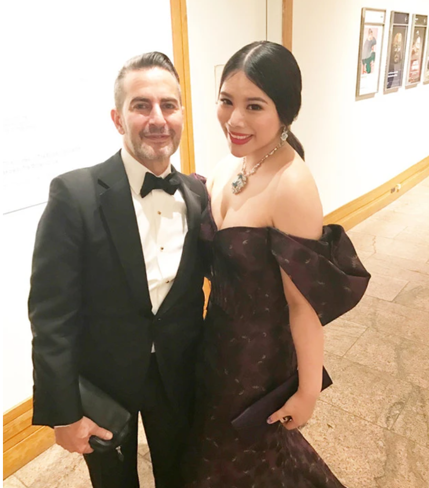 Dư Vãn Vãn bên cạnh nhà thiết kế nổi tiếng Marc Jacobs