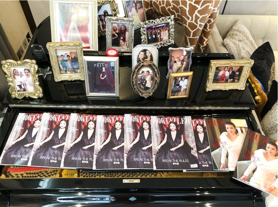 Cô khoe tạp chí mình mới được lên trang bài gần đây