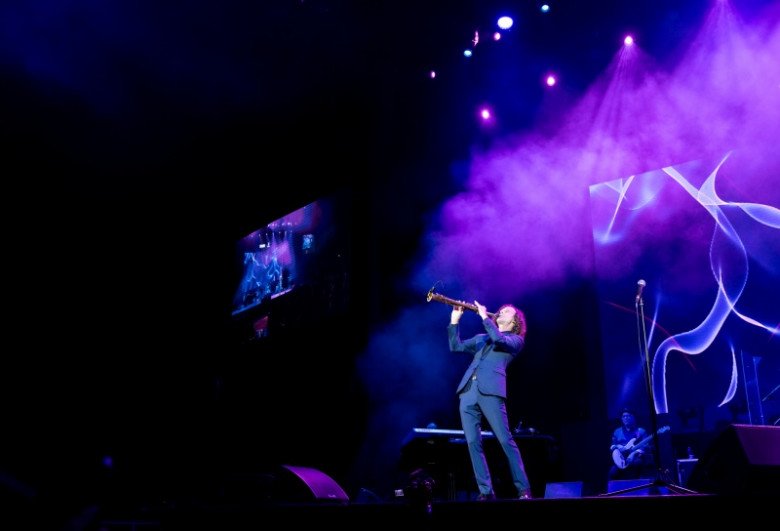 Ở tuổi 67, Kenny G khiến cả khán phòng kinh ngạc với đoạn giữ hơi kéo dài gần 2 phút.