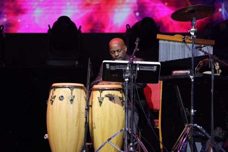 Các thành viên còn lại của ban nhạc cũng có đất thể hiện những phần solo đỉnh cao.    