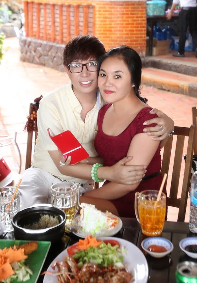 Long Nhật tiết lộ mối quan hệ với gia đình vợ, đặc biệt là sự yêu quý của bố vợ dành cho anh khiến người em rể khác cũng ganh tị.