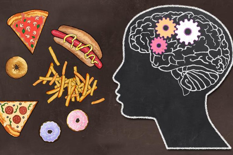 Những thực phẩm này có lượng calo cao và ít chất dinh dưỡng vừa gây tăng cân lại ảnh hưởng tiêu cực đến não bộ, góp phần phát triển các bệnh thoái hóa não, thậm chí có thể phá hủy hàng rào máu não, tạo điều kiện cho các chất có hại xâm nhập vào.
